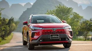 Giá xe Toyota Corolla Cross lăn bánh cuối tháng 12/2025: Hạ knock-out Kia Seltos nhờ siêu ưu đãi