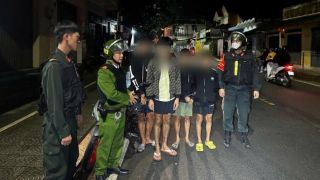 Mang dao kiếm ‘diễu phố’, nhóm tuổi teen ở Huế quay TikTok khoe chiến tích: Lộ chuỗi vi phạm, công an vào cuộc khẩn