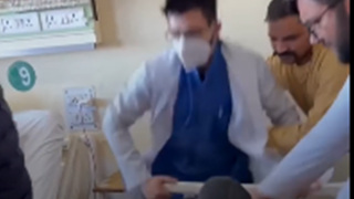 Bị nhắc ‘nói chuyện cho lịch sự’, bác sĩ đấm thẳng bệnh nhân khiến dư luận ‘dậy sóng’