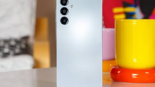 Đây là chiếc điện thoại Samsung giá rẻ dưới 5 triệu đáng mua nhất tháng 12, camera xịn như Galaxy S25