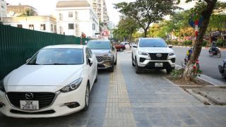 Đỗ xe trên vỉa hè 2025: Quy định mới khiến tài xế dễ mất tiền, mất điểm bằng lái
