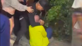 Xôn xao clip bảo vệ chung cư ở Hà Nội quây đánh hội đồng 1 người đàn ông, đã xác minh được đối tượng