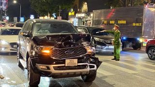 Hiện trường 5 phương tiện tông liên hoàn trên phố ở Hà Nội khiến 2 người bị thương, nguyên nhân từ 1 chiếc ô tô