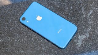 iPhone XR giá siêu rẻ kỷ lục, huyền thoại bán chạy một thời vẫn mượt, chụp xóa phông như iPhone 17