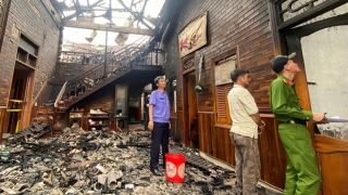 Căn nhà ở Đắk Lắk bốc cháy dữ dội, người bố bất lực nhìn tài sản bị thiêu rụi, nghi vấn con trai phóng hỏa