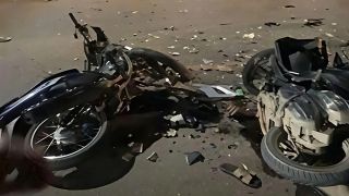 Camera ghi lại cảnh 2 xe máy lao như ‘bay’, tông nhau trực diện ở Bắc Ninh, 3 người tử vong 