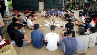 Hiện trường bắt quả tang sới bạc được tổ chức giữa bãi đất hoang ở miền Tây: Thu giữ được gì?