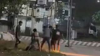 Vụ hành hung hội đồng trên đường TPHCM: Nạn nhân co ro chịu trận, liên tục van xin