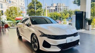 Kia K5 ‘đe nẹt’ Toyota Camry bằng giá lăn bánh cực rẻ, kèm theo ưu đãi hấp dẫn cuối tháng 12/2025