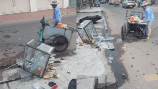 Xót xa cảnh xe trái cây người đàn ông 64 tuổi mưu sinh nuôi vợ bệnh bị hư hỏng nặng sau va chạm