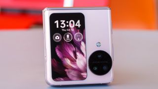 Đây là chiếc điện thoại gập nhỏ gọn giá rẻ nhất Việt Nam, rẻ hơn iPhone 16 cả chục triệu