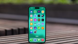 iPhone 14 Pro xả kho dịp nghỉ lễ cực rẻ, camera chẳng kém iPhone 17 Pro nhiều, đè bẹp cả iPhone 17