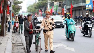 CSGT Hà Nội xử phạt người đi xe đạp vi phạm nồng độ cồn trong dịp Tết Dương lịch