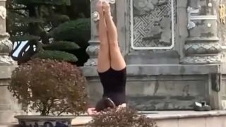 Dậy sóng clip người phụ nữ tập yoga gây phản cảm trước cổng chùa tại Đà Nẵng