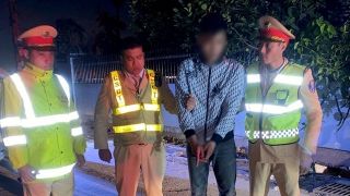 Danh tính lái xe ô tô ‘manh động’ ép xe cảnh sát, vứt túi ni lông để bỏ trốn, hé lộ kết quả test ma túy