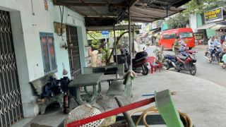 Hiện trường phát hiện người lạ tử vong trên ghế đá trước nhà dân ở TP.HCM: Làm rõ danh tính và nguyên nhân?