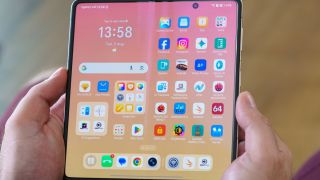 Đây là vua điện thoại màn gập mỏng nhẹ đáng mua nhất đầu năm 2026, trang bị xịn vượt mặt Galaxy Z Fold7