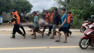 Nhảy xuống sông Ba cứu người say rượu, người đàn ông đánh đổi cả mạng sống