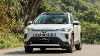 Giá lăn bánh Toyota Corolla Cross đầu tháng 1/2026 kèm ưu đãi hấp dẫn, khắc chế cứng Kia Seltos