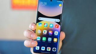 Đây là chiến thần tầm trung có bộ nhớ 512GB rẻ nhất Việt Nam, có màn cong, camera ăn đứt iPhone 17