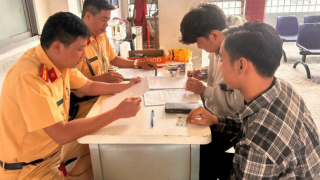 Cái kết đắng cho hai thanh niên chống đối CSGT, ném bộ đàm khi kiểm tra nồng độ cồn ở TPHCM