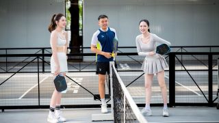 Lý Hoàng Nam hút trăm nghìn lượt xem: Đấu cùng lúc 2 hoa hậu, chơi pickleball bằng tay không thuận
