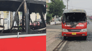 Người đi đường hoảng hốt khi thấy cảnh xe đưa đón công nhân 29 chỗ bị thiêu rụi, nguyên nhân cháy?