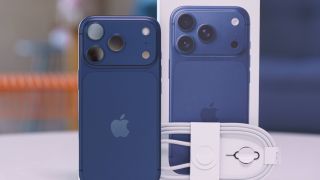 Đây là chiếc iPhone Pro nhỏ gọn mạnh mẽ đáng mua nhất 2026, tính năng xịn ngang ngửa iPhone 17 Pro Max