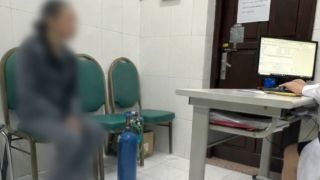 Nữ sinh 20 tuổi đi khám tâm thần: Cấp 2 đã thử bóng cười, mang 1 thứ đến viện khiến bác sĩ sốc nặng