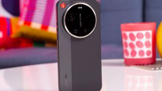 Mở hộp, trên tay Xiaomi 17 Ultra by Leica: Siêu phẩm nhiếp ảnh khiến iPhone 17 Pro Max cũng phải ‘e dè’