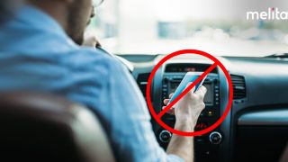 Lái oto cầm điện thoại thôi là đã bị phạt nặng, chưa nói gì đến nhắn tin hay lướt Facebook