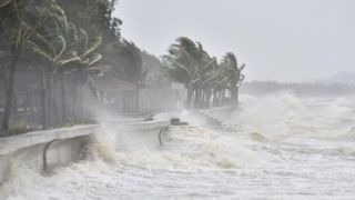 Áp thấp nhiệt đới sát Biển Đông tăng cấp nhanh, nguy cơ thành bão số 1 nhưng hướng đi khiến nhiều người bất ngờ