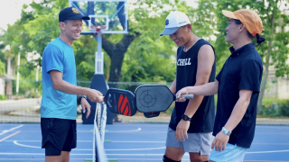 Nhìn vào vợt sau khi đánh hỏng, lý do đằng sau hành động vô thức của người chơi pickleball