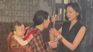 Bé sơ sinh bị đoàn phim hành hạ nhiều giờ, khóc đến rách cổ họng chỉ để gia đình nhận 3 triệu cát xê