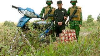 Nam thanh niên có hành vi khó chấp nhận khi bị phát hiện chở pháo hoa lậu ở Tây Ninh