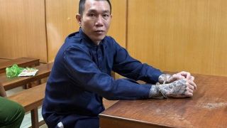 Chỉ vì 1 lời nhắc trước đèn đỏ, người đàn ông bị 1 đối tượng dùng dao đâm liên tiếp vào chỗ hiểm