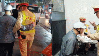 Hà Nội: Người đàn ông chủ động nhờ CSGT hỗ trợ dìu vào chốt để lập biên bản sau bữa nhậu hết mình