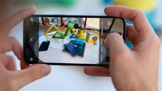 Đây là iPhone rẻ nhất Việt Nam chip 4NM, GPU xử lý hình ảnh 5 lõi mạnh mẽ chẳng kém iPhone 17 nhiều