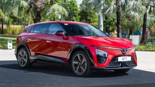 Nghịch lý giá xe 2025: Toyota giảm sâu vẫn 'đắt', VinFast thắng thế nhờ giá lăn bánh và công nghệ