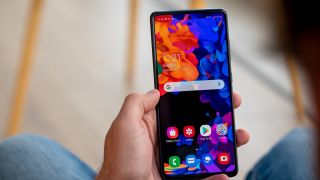 Đây là chiếc Galaxy S rẻ nhất Việt Nam còn hoạt động ổn, màn 120Hz ngang iPhone 17 so kè iPhone 12