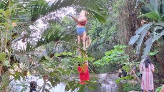 Du khách leo trèo, tập yoga giữa chốn linh thiêng: Nhà chùa Thái Lan lên tiếng cảnh báo nguy cơ đóng cửa