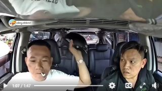 Clip gây phẫn nộ: Người đàn ông dùng mũ bảo hiểm đập phá nát bét màn hình ô tô vì tài xế yêu cầu xuống xe