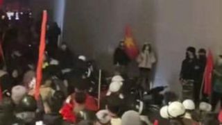 Phẫn nộ cảnh cô gái bị quấy rối khi ‘đi bão’: Cả nhóm hung hãn ‘thượng cẳng chân’ với nạn nhân