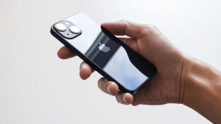 Mẫu iPhone tai thỏ, giá rẻ đáng mua nhất để chơi Tết, cấu hình dùng được nhiều năm nữa, hỗ trợ 5G