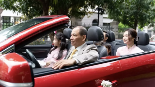 Tỷ phú Phạm Nhật Vượng trực tiếp cầm lái VinFast VF 8 mui trần trong lễ cưới con trai