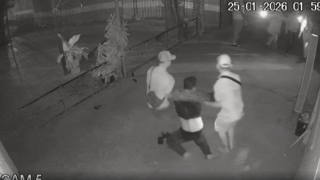Clip rúng động: Nam thanh niên bị đánh gục ngay trong nhà dân, camera phơi bày tất cả