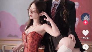 Xôn xao nữ sinh mặc trang phục phản cảm chụp ảnh kỉ yếu trong lớp, nữ sinh giải thích bất ngờ, nhà trường lên tiếng