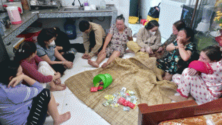 9 người phụ nữ bị bắt giữ khi đang chơi bài cùng 1 nam thanh niên: Số tiền thu giữ tại hiện trường?