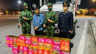 Quảng Ninh: Bắt quả tang 165kg pháo lậu giấu quanh xe container tại cửa khẩu Bắc Luân 2