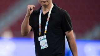 Báo quốc tế đồng loạt ca ngợi HLV Kim Sang Sik vì hành động đẹp với cầu thủ U23 Việt Nam tại sân bay